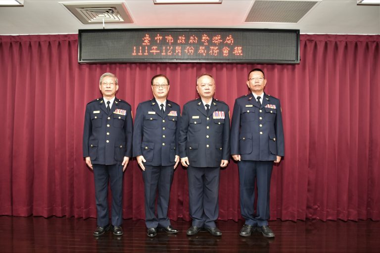 臺中市政府警察局長蔡蒼柏（右2）主持職務人員授階，表彰陞職人員共29人，並期許共同維護臺中治安。(圖/記者謝榮浤翻攝)