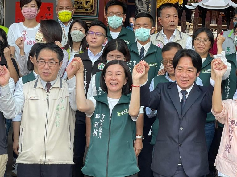 議員邱莉莉（中）將角逐台南巿議長寶座，黃偉哲（左）、賴清德（右）皆表達支持。（圖/翻攝自邱莉莉臉書）