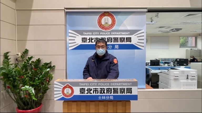 士林分局文林派出所副所長吳錫雅說明畫面。(記者林艷林翻攝)