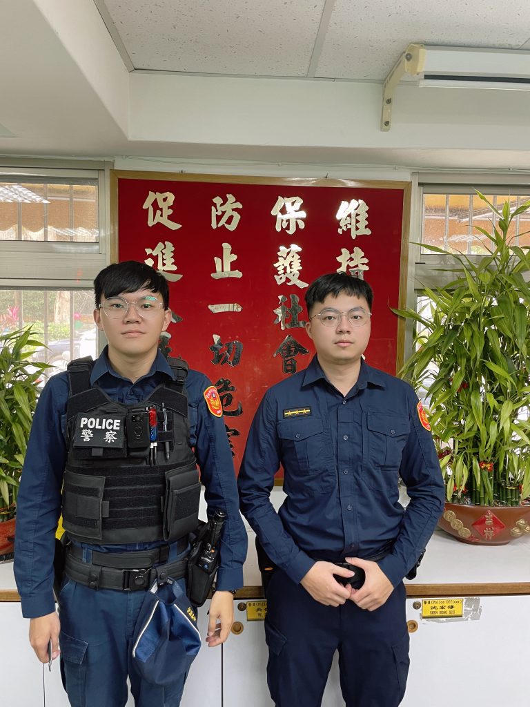 圖片說明:同德派出所暖警潘彥瑋(右)及陳宣宇(左)到場助老翁返家與家人團聚。(記者林艷林翻攝)