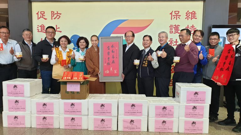 佛光山惠中寺準備臘八粥，致贈中市警四分局並送祈福春聯及平安米小紅包，期望員警們執勤平安。(圖/記者謝榮浤翻攝)