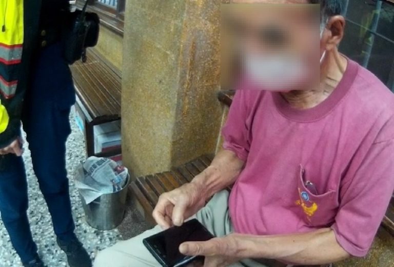 臺中市警察局第四分局日前偕同熱心行員成功阻詐守住盧翁積蓄。(圖/記者謝榮浤翻攝)
