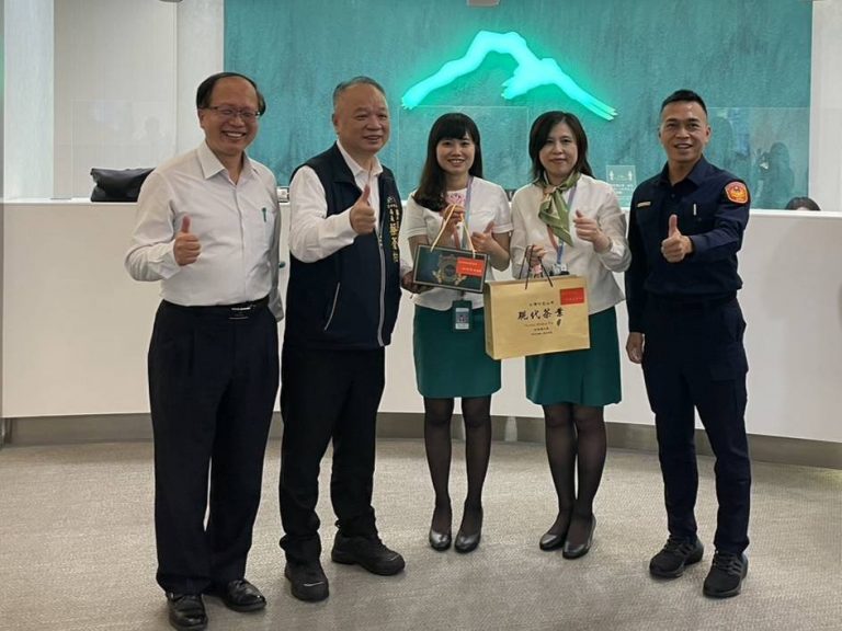 臺中市警察局長蔡蒼柏(左二)致贈紀念品感謝行員機警。(圖/記者謝榮浤翻攝)