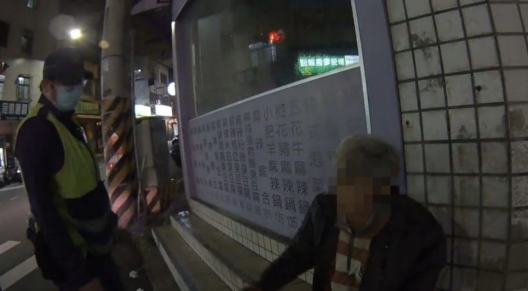 臺中市政府警察局第四分局春社派出所暖警日前護送酒醉仆街男子返家。(圖/記者謝榮浤翻攝)