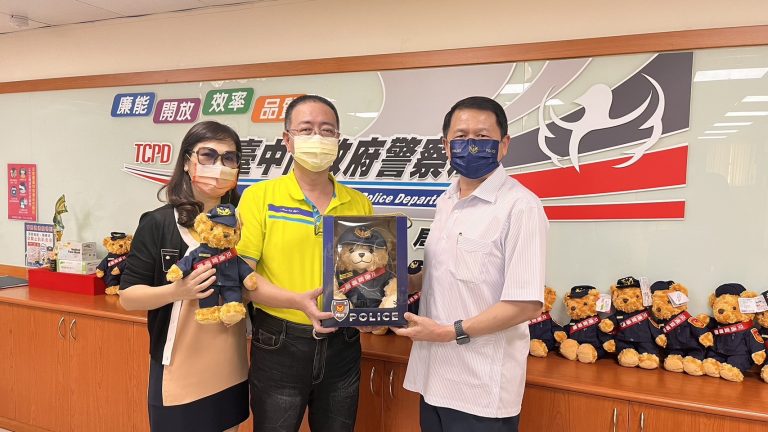 北區義交中隊首席顧問劉安泰,日前慷慨捐出一批交安熊,贈予臺中市警二分局,期能幫助警方擴大交通安全宣導效益。(記者林㤈輝翻攝)