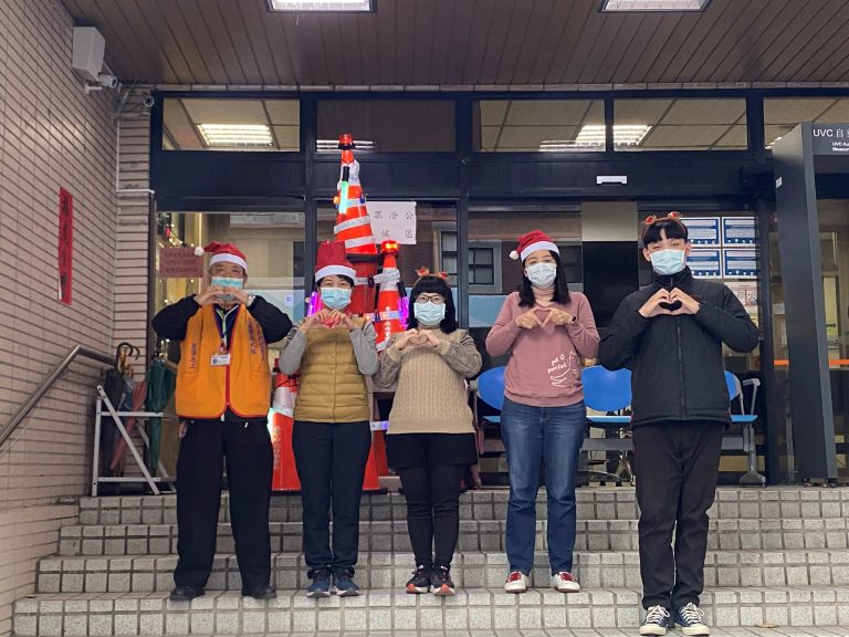 中市警交大服務中心服務人員配合臺中市城市整體節慶意象，包含服務之員警、職員及志工均配戴聖誕帽或聖誕髮箍，以營造年節歡樂氣氛。(圖/記者林㤈輝翻攝)
