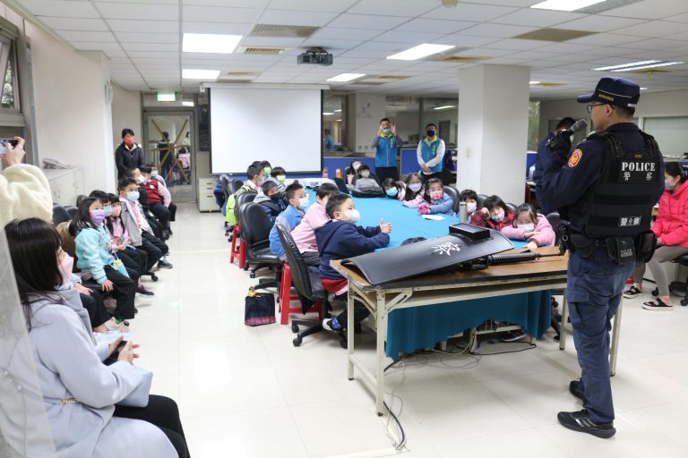 板橋警讓學童更加認識警察工作。(記者戴昱弘翻攝)