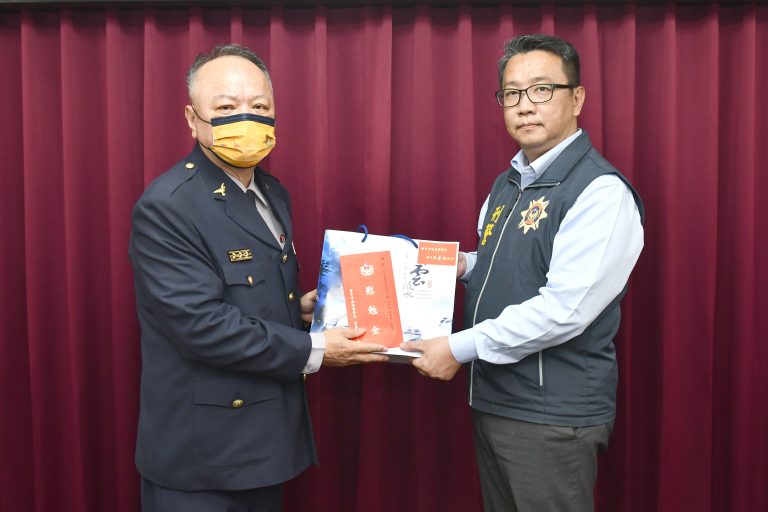 臺中市政府警察局長蔡蒼柏為慰勉員警戮力從公之辛勞，於日前會議中頒發慰勉金，以茲鼓勵。(圖/記者謝榮浤翻攝)
