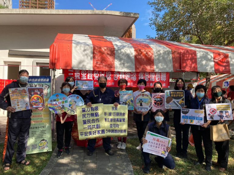 中市警四分局黎明派出所舉辦揮毫贈春聯活動，藉此時機實施春節期間犯罪預防和防詐、防搶等措施宣導。(圖/記者謝榮浤翻攝)