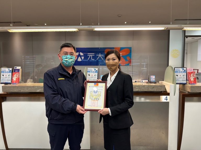 中山分局副分局長余永廉特至行頒發感謝狀，以慰其辛勞。(記者宋紹誠翻攝)