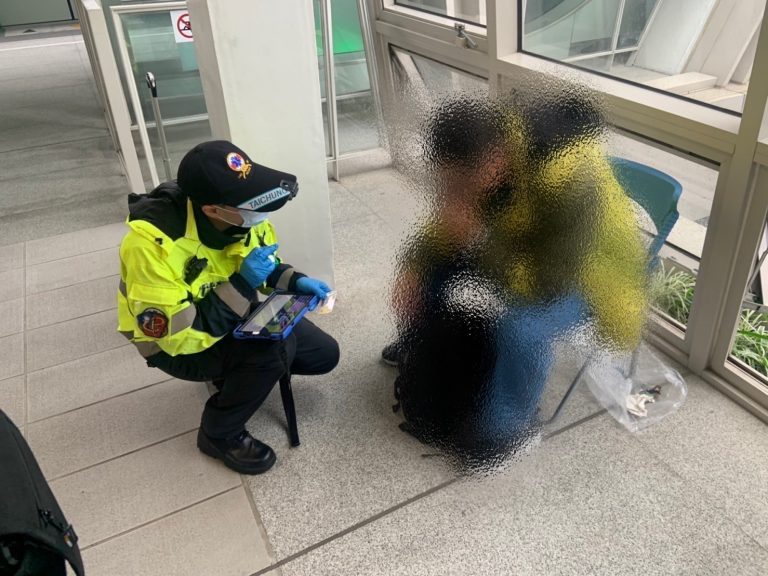 臺中市政府警察局捷運警察隊第一分隊日前助不明原因昏倒乘客就醫。(圖/記者謝榮浤翻攝)