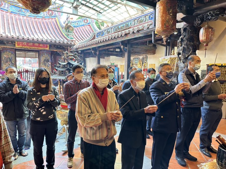 中市警四分局長李建興偕同第四辦事處江敏賢主任等，前往參拜祈求所屬同仁及市民平安順利。(圖/記者謝榮浤翻攝)