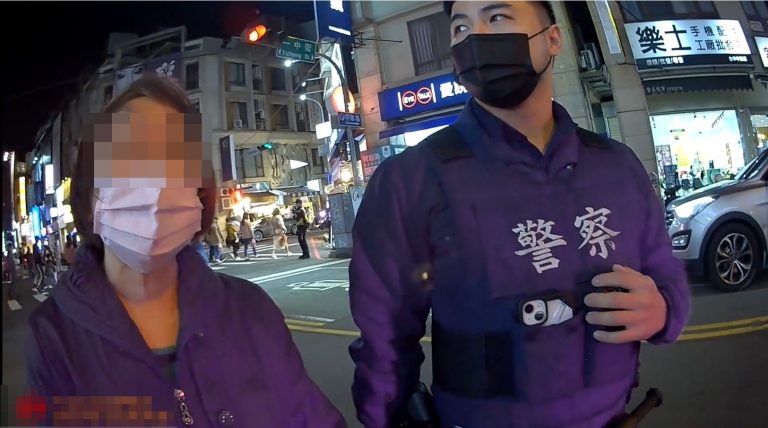 中市警二分局文正派出所日前協助北上團圓迷路7旬嬤返家。(圖/記者謝榮浤翻攝)