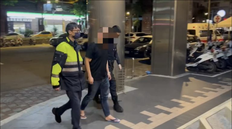 海山警逮捕砸車犯嫌。(記者戴昱弘翻攝)