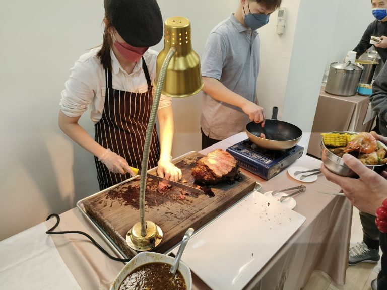 中市警刑大隊長擺桌慰勞同仁這一年來的辛勞。 (圖/記者林㤈輝翻攝)
