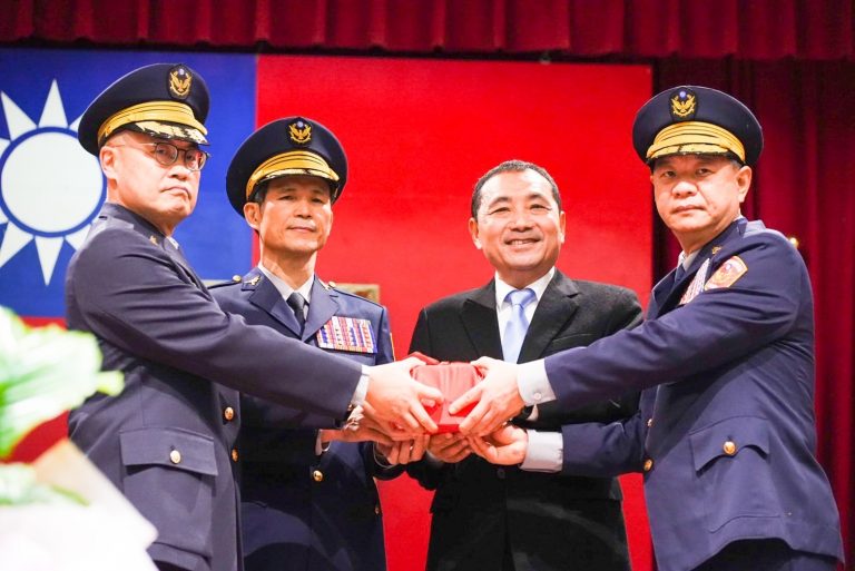 新北市政府警察局舉辦卸(新)任局長布達交接典禮。(記者徐煜勝翻攝)