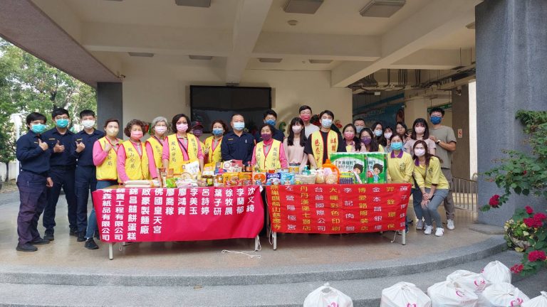 「鳳山警分局防治組」組長「杜嘉鴻」共同參與活動，現場縈繞暖心氛圍，發放物資同時叮嚀宣導詐騙手法及交通安全等觀念。(記者王巧容翻攝)