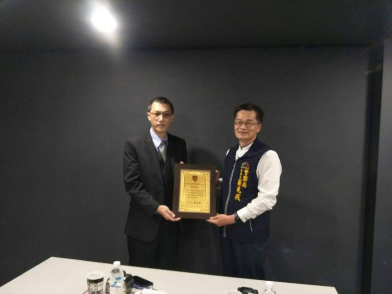 為感謝臺中市西屯區商辦大樓物業管理公司日前協助破獲跨國大型博弈犯罪集團,中市警六分局長蔡元戎特別致贈感謝狀及警察熊。(圖/記者謝榮浤翻攝)