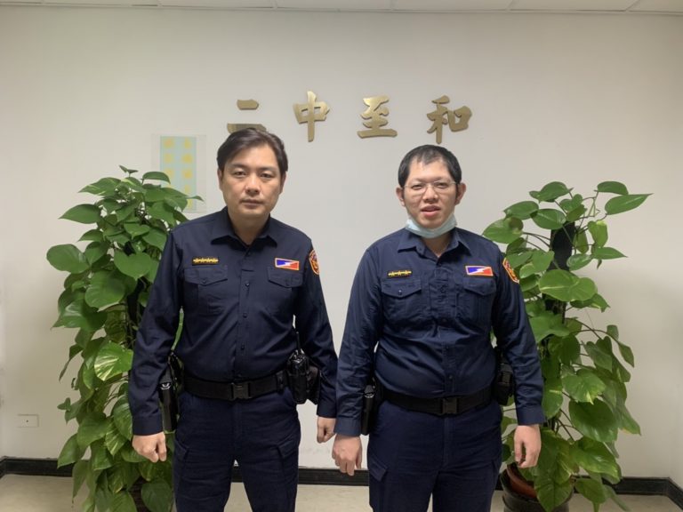 臺北市保安警察大隊第二中隊小隊長柯昭銘、警員郭政璋等2人(由左至右)。(記者宋紹誠翻攝)