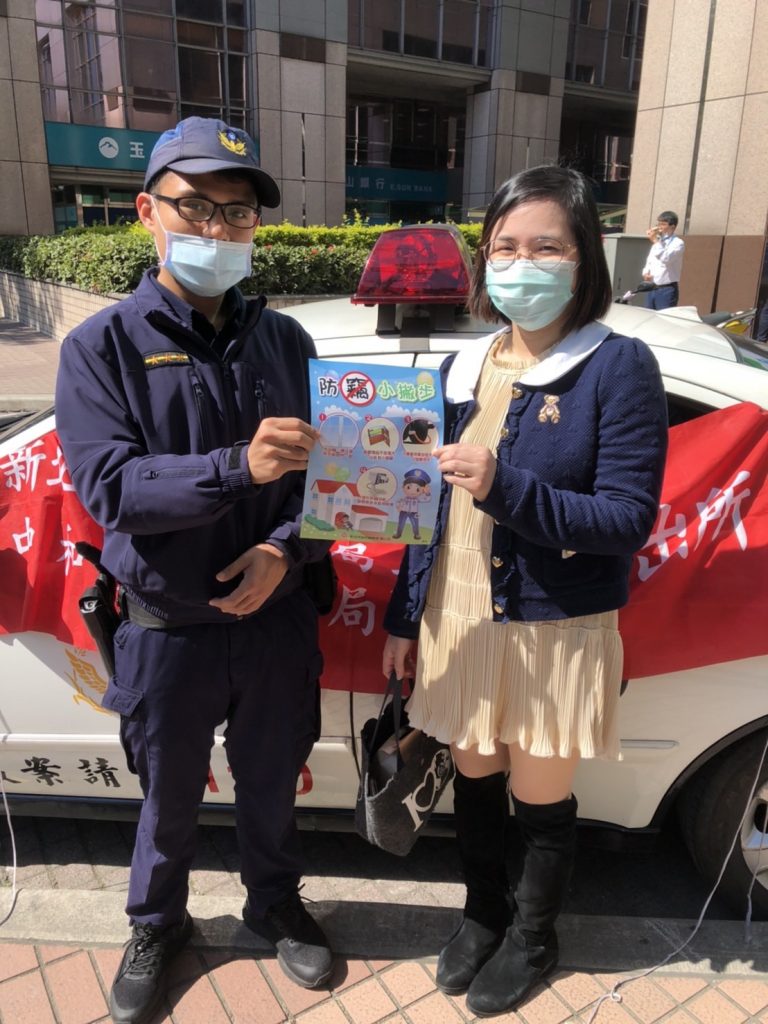 中和警於人潮熱點設機動派出所。(記者徐煜勝翻攝)