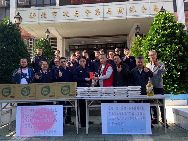 樹林警偕紡正協會送物資給獨居老人。(記者徐煜勝翻攝)