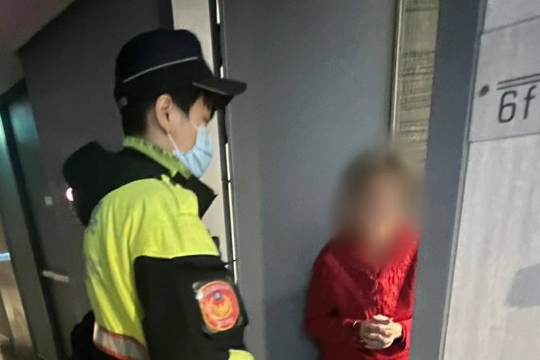 中和警將老婦平安送到家。（記者徐煜勝翻攝）