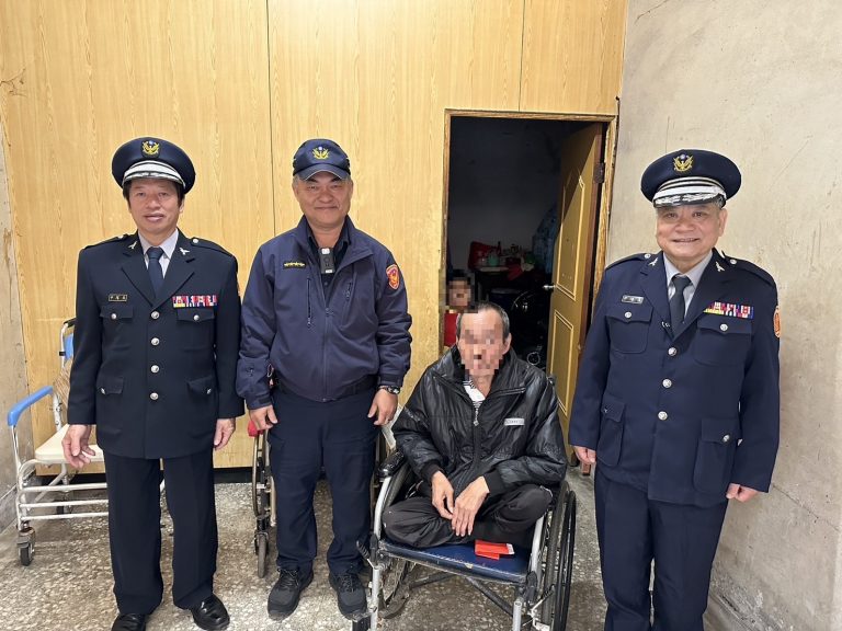 土城警幫助轄內弱勢家庭。(記者徐煜勝翻攝)