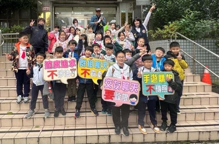臺北市敦化國小於寒假前至警局參訪。（記者趙靜姸翻攝）