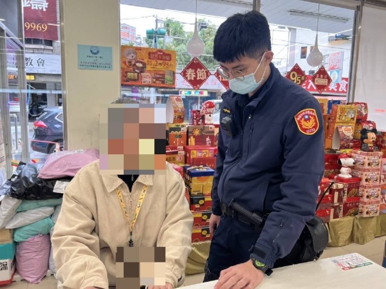 南竹所員警林文杰及時助迷途老翁返家。(記者宋紹誠翻攝)