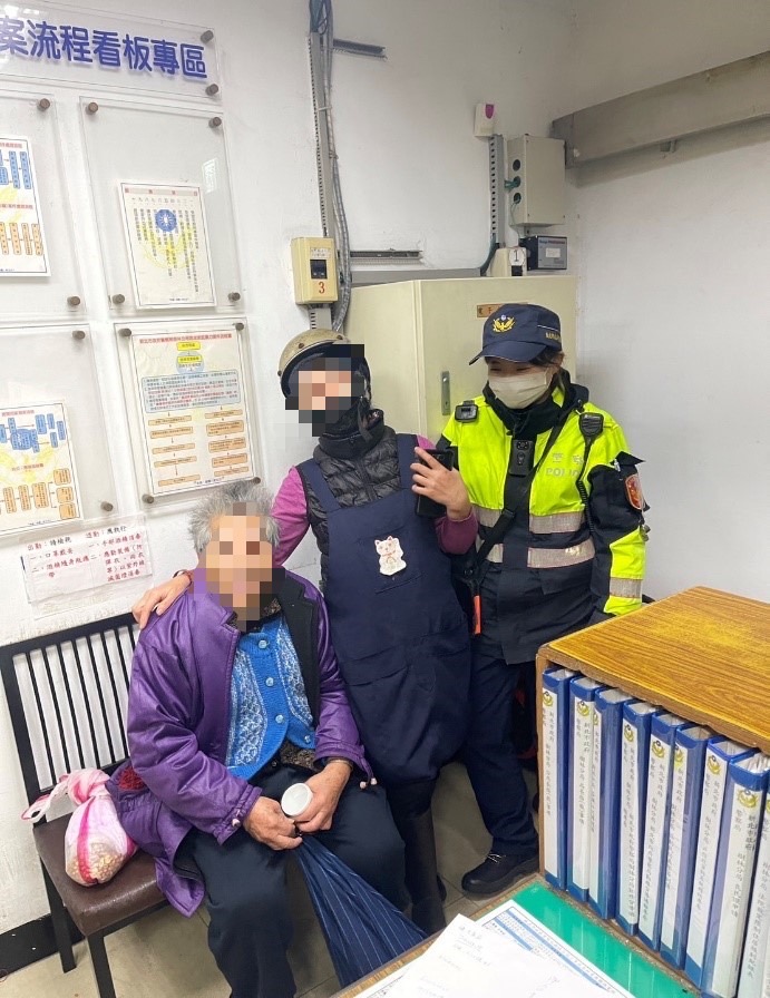 樹林警助迷途老婦返家。（記者徐煜勝翻攝）