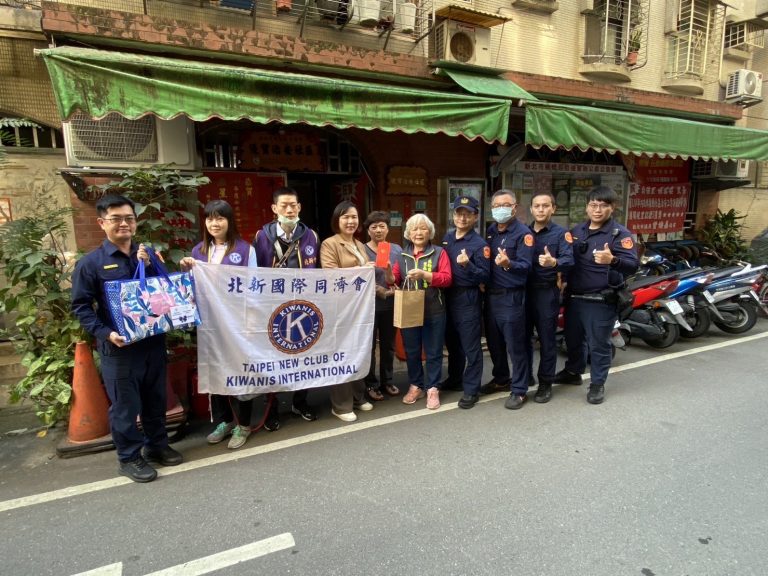 板橋警與新北同濟會捐贈物資。（記者戴昱弘翻攝）