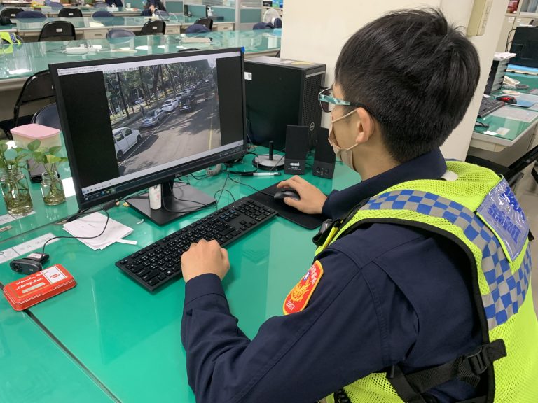中市警二分局日前員警耐心調閱監視器尋獲愛心物資失主。(圖/記者謝榮浤翻攝)