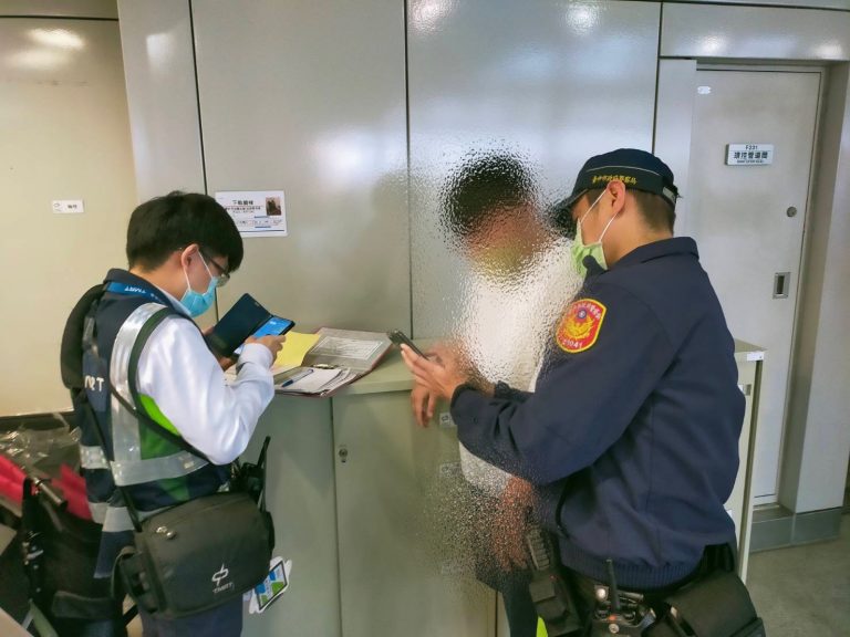 陳男因一時好玩去操作消防警報器，後續依違反大眾捷運法開罰新臺幣1萬元。(圖/記者謝榮浤翻攝)