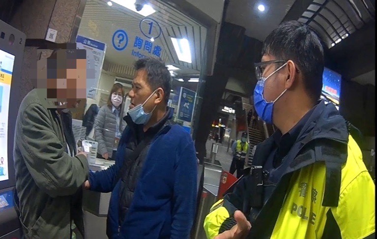 文林派出所警員吳崧源、黃柏諺日前巡邏勤務時接獲通需要警方協助,旋即趕赴現場處理。(記者林艷林翻攝)