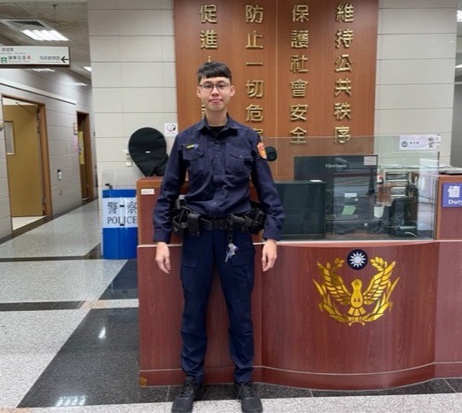 文林派出所警員黃柏諺查察勤務，時接獲通報有民眾疑遭詐騙，旋即趕赴現場。(記者林艷林翻攝)