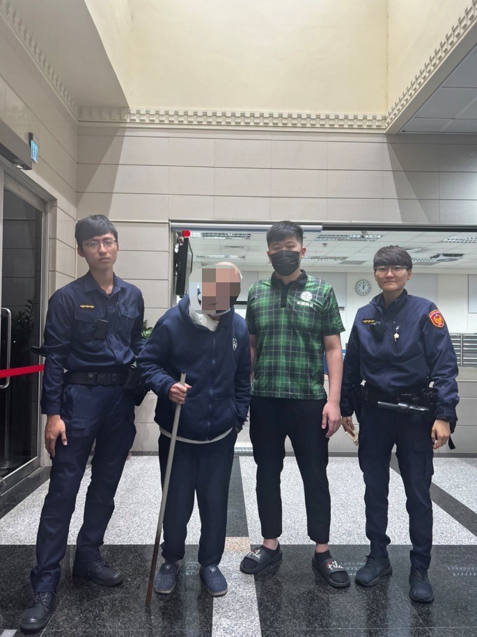 蘭雅派出所警員李閎緯、黃呈昊日前見一名老婦人神情茫然精神略顯疲憊，坐在店家前的椅子上，立即上前關心。(記者林艷林翻攝)