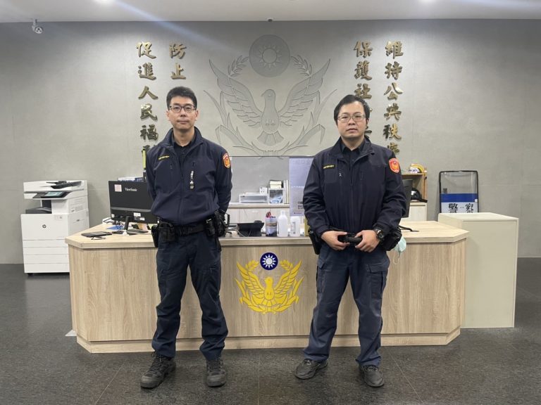社子派出所警員陳光晧、呂松儒接獲通報居住於社中街有1名林姓女子企圖自殺,旋即趕赴現場,並同步通知救護人員前往。(記者林艷林翻攝)
