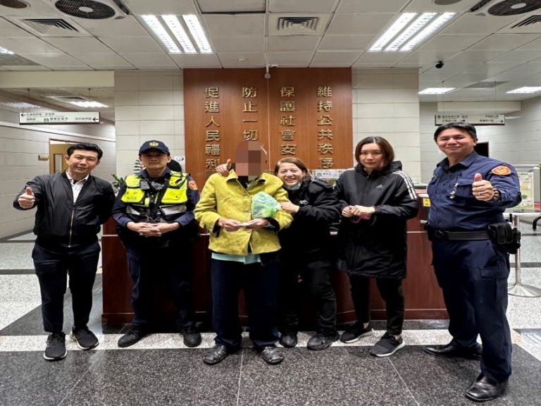 文林派出所巡佐盧世福、警員黃一誠接獲通報有老先生需要協助，旋即趕赴現場處理。(記者林艷林翻攝)