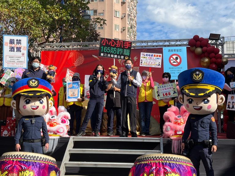 臺中市政府警察局第二分局大頭警察娃娃交安熊牽手現身天津街年貨大街治安宣教。(圖/記者謝榮浤翻攝)
