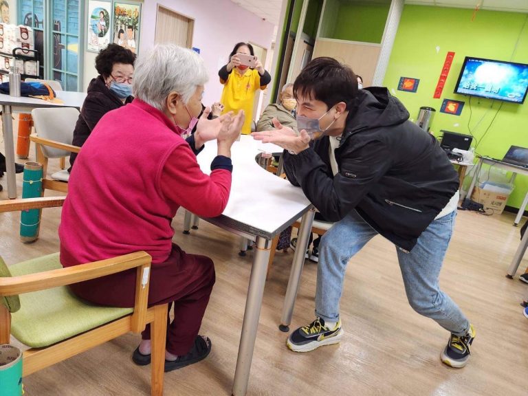 謝佳見熱情的和爺爺奶奶們互動。 (圖/紅心字會提供)