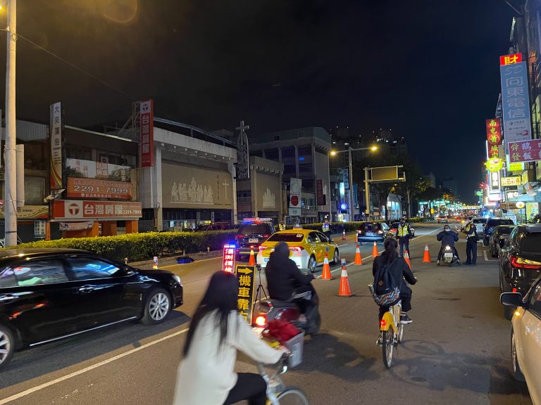 中市警五分局為維護交通安全，連假第一天由分局長陳松寅帶隊強化取締酒後駕車違規。(圖/記者謝榮浤翻攝)