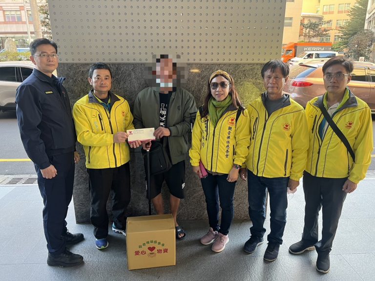 中市警二分局公園派出所長吳政和轉介中華民國觀音佛祖慈善會，援助罹癌又重度身障的黃姓男子。(圖/記者謝榮浤翻攝)