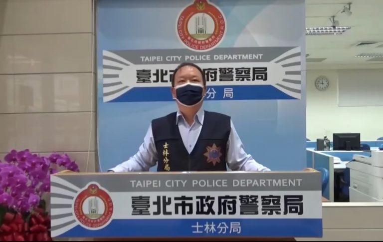 士林分局副隊長林顏興說明畫面。(記者林艷林翻攝)