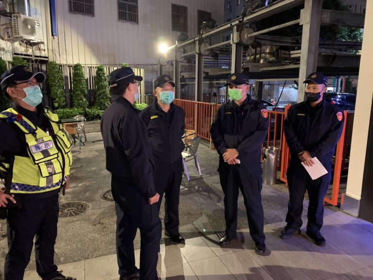 中市警二分局長楊川上任首日親自率隊執行臨檢民眾都紛紛配合檢查,並表示有警察臨檢好安心。(圖/記者謝榮浤翻攝)