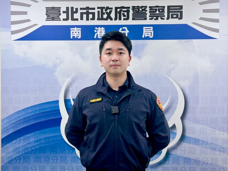 南港派出所所長林承緯說明畫面。(記者林艷林翻攝)