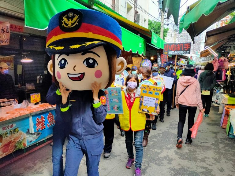 日前中市警第四分局由交通組組長率領四分局治安交通宣導團、協勤民力及可愛的警察大頭娃娃，一同前往萬和宮、南屯市場掃街宣教。(圖/記者謝榮浤翻攝)