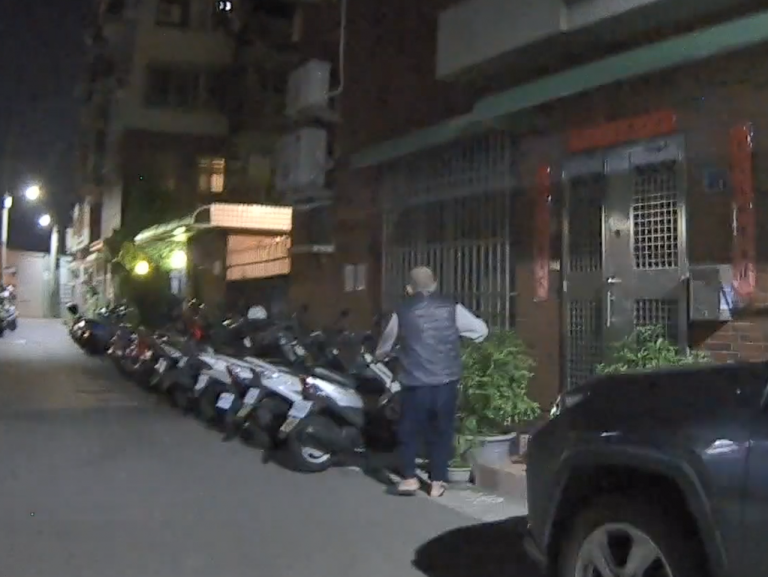 中市警四分局黎明派所員警平安將迷路老翁護送返家休息。(圖/記者謝榮浤翻攝)