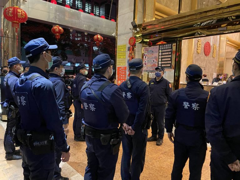 中市警四分局長李建興率隊至儷晶皇宮理容KTV臨檢。(圖/記者謝榮浤翻攝)
