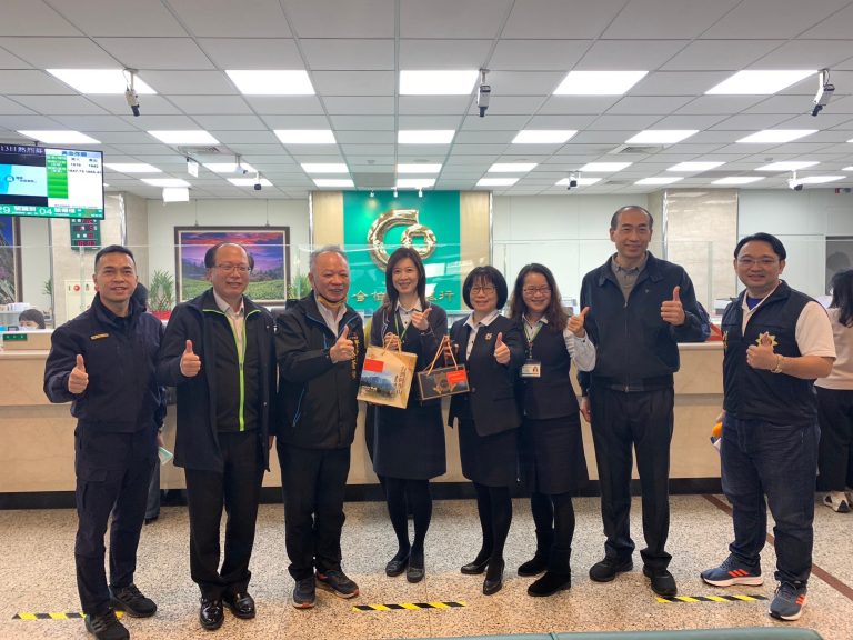 臺中市政府警察局長蔡蒼柏日前前往兩間阻詐成功銀行致贈感謝狀及禮品。(圖/記者謝榮浤翻攝)