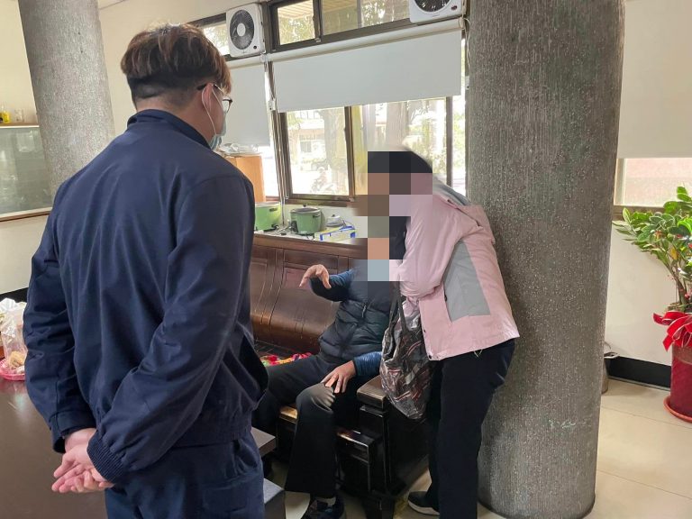 臺中市警察局第四分局日前助回診一夜未歸被通報失蹤老翁返家。(圖/記者謝榮浤翻攝)